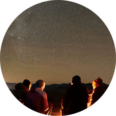 星空を眺める写真